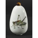 CHINESE PORCELAIN FAMILLE VERTE SNUFF BOTTLE, probably Daoguang, of pebble form, enamelled with a