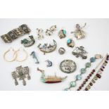 A QUANTITY OF ASSORTED SILVER JEWELLERY ETC