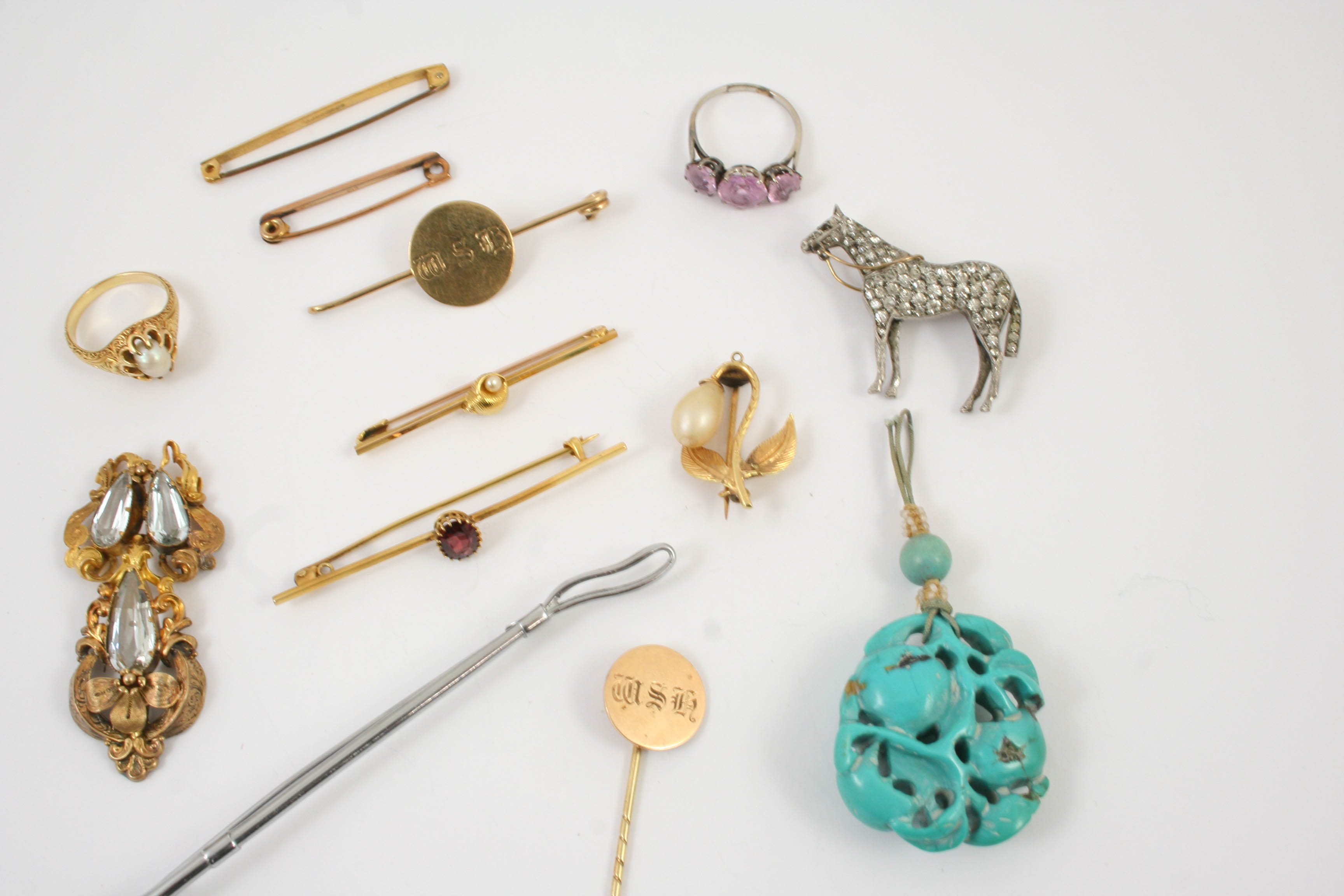 A QUANTITY OF JEWELLERY including an aquamarine and gold pendant, a gold ring mounted with an