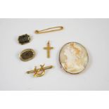 A QUANTITY OF JEWELLERY including a 9ct gold hunting brooch, 4cm long, 2.6 grams, a carved shell