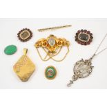A QUANTITY OF JEWELLERY including a Victorian aquamarine and gold brooch, 6.5cm wide, a Victorian