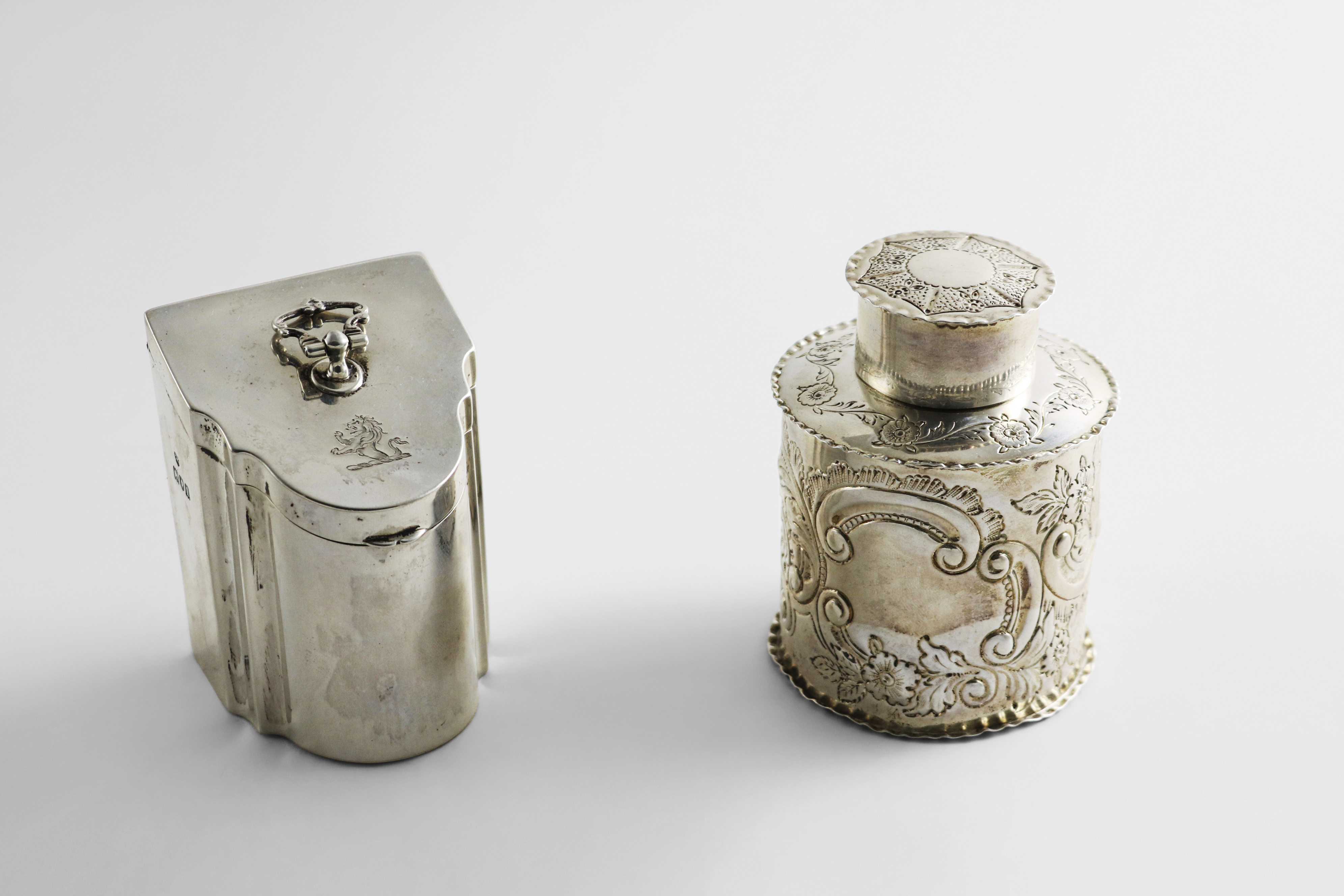 AN EDWARDIAN SILVER NOVELTY BOX resembling a George III canteen box with a swing finial and