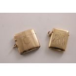 AN EDWARDIAN SMALL 9 CT. GOLD VESTA CASE with the script initials "EAM" on the front, by Henry