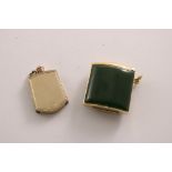 AN EARLY 20TH CENTURY 15 CT. GOLD MOUNTED NEPHRITE VESTA CASE inscribed "Jos.Myers" down one side,