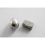 A GEORGE III SILVER EGG-SHAPED NUTMEG GRATER unmarked, and a George III silver vinaigrette in the