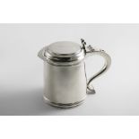 AN EARLY 20TH CENTURY BRITANNIA-STANDARD TANKARD with a slightly tapering body, flattened, domed