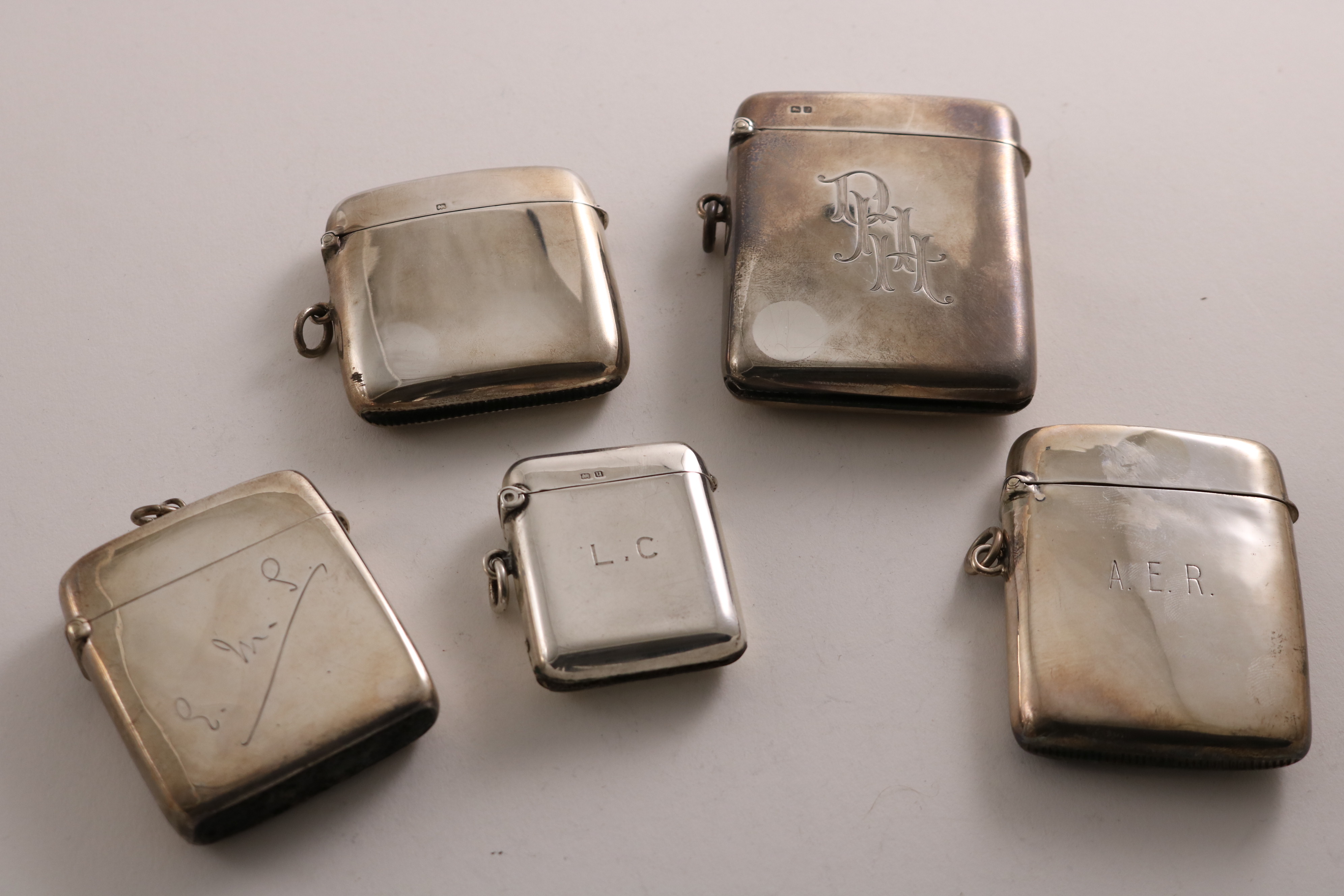 AN EARLY 20TH CENTURY SILVER "OVERSIZED" VESTA CASE initialled "DHH", by S. Blanckensee & Son