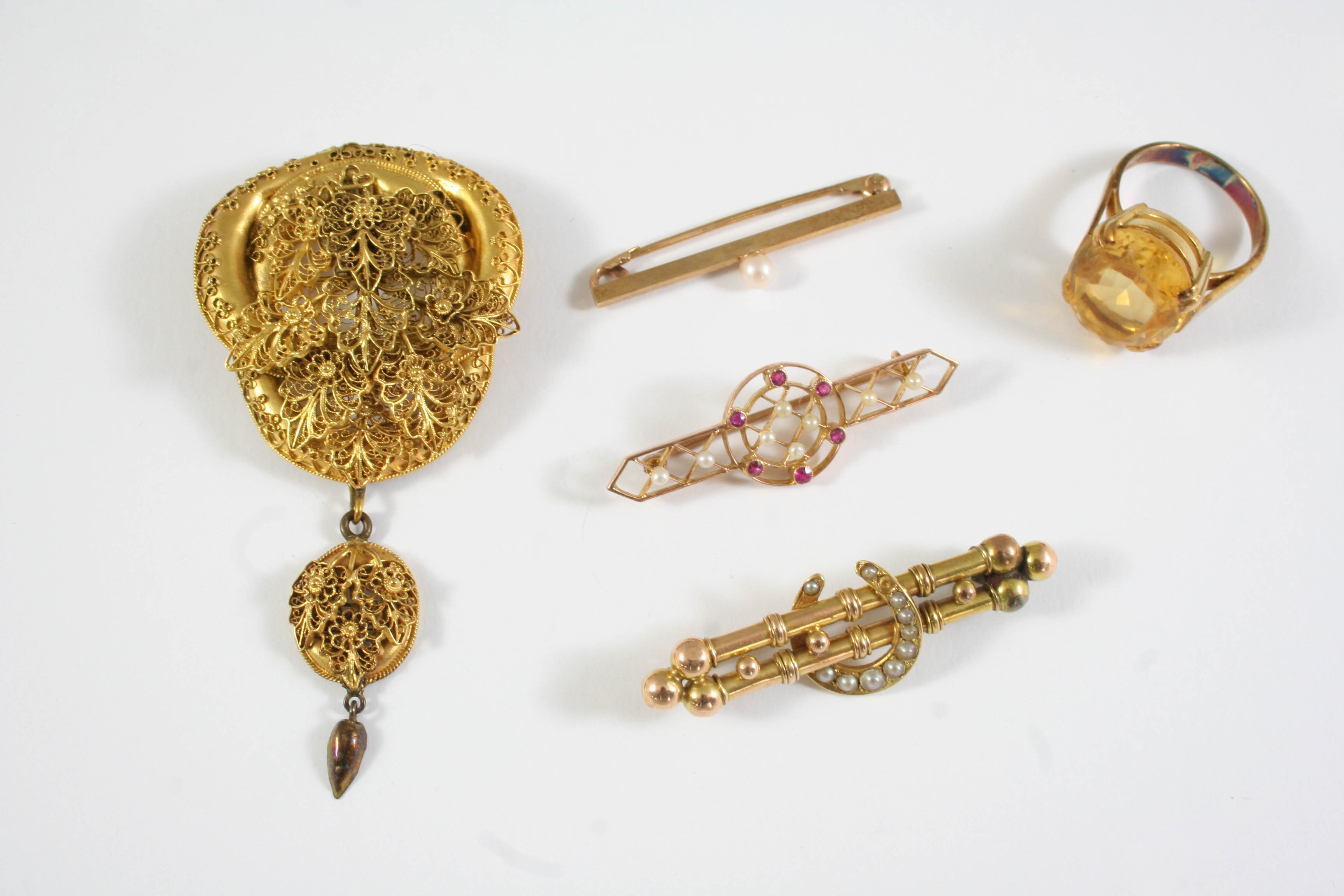 A QUANTITY OF JEWELLERY including a gold and half pearl set horseshoe brooch, a 9ct gold openwork