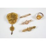 A QUANTITY OF JEWELLERY including a gold and half pearl set horseshoe brooch, a 9ct gold openwork
