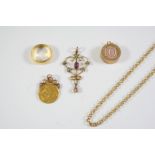A QUANTITY OF JEWELLERY including an Edwardian amethyst, pearl and gold pendant, a 22ct gold wedding