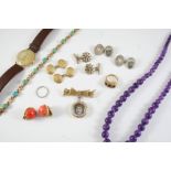 A QUANTITY OF JEWELLERY including a graduated amethyst bead necklace, a turquoise and 9ct gold