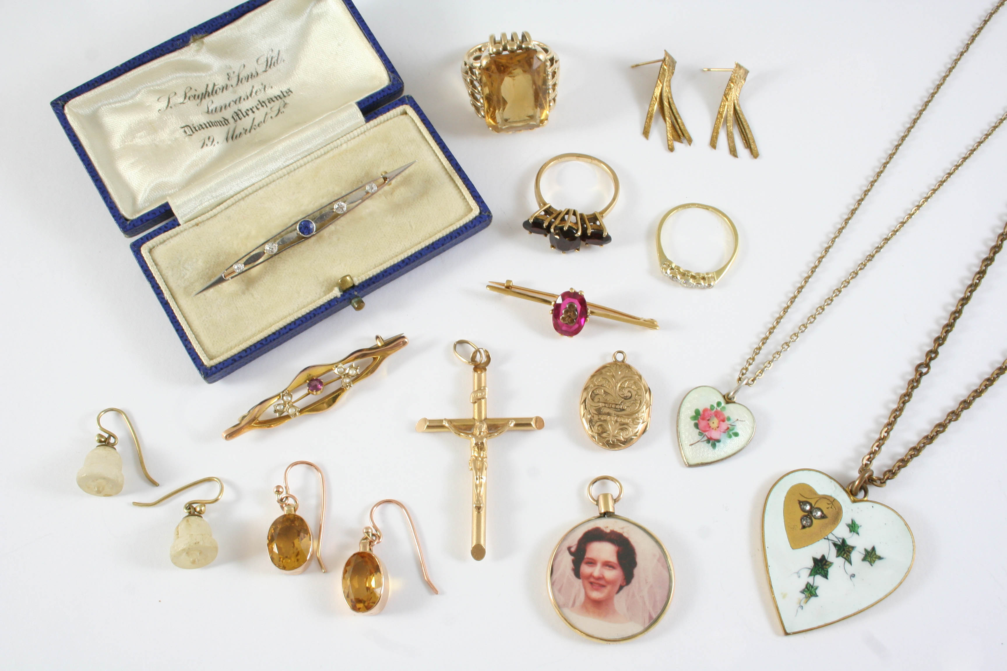 A QUANTITY OF JEWELLERY including a sapphire and diamond brooch, 6cm long, an ametheyst, pearl and