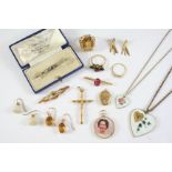 A QUANTITY OF JEWELLERY including a sapphire and diamond brooch, 6cm long, an ametheyst, pearl and