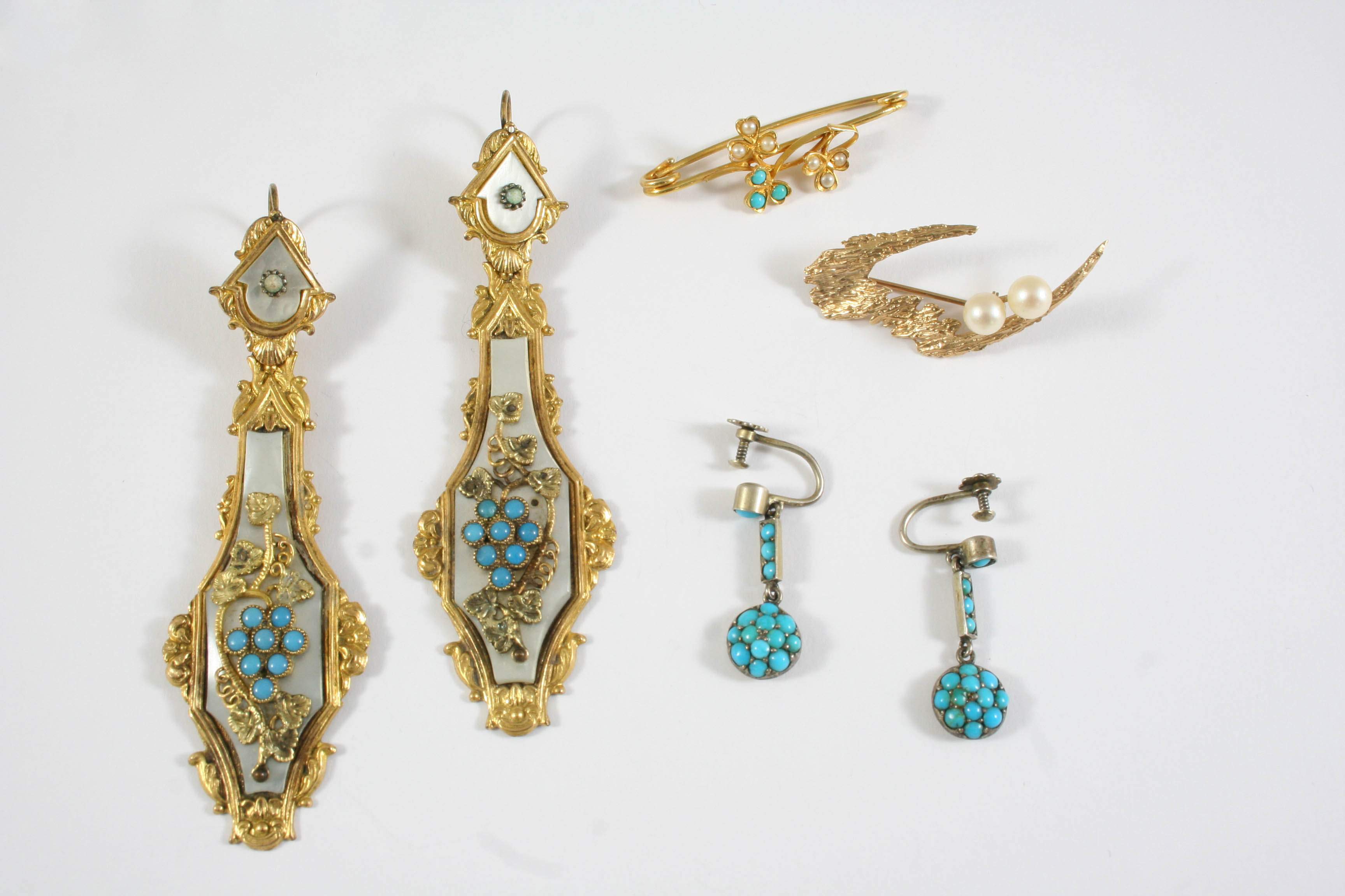 A QUANTITY OF JEWELLERY including a pair of gold, turquoise and mother of pearl drop earrings, 7.5cm