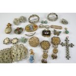 A QUANTITY OF ASSORTED JEWELLERY AND COSTUME JEWELLERY