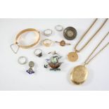 A QUANTITY OF JEWELLERY including a 9ct gold engraved locket pendant and 9ct gold chain, 22 grams, a