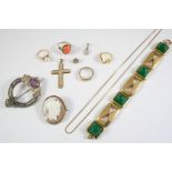 A QUANTITY OF JEWELLERY including a chrysoberyl cat's-eye stud, a Scottish agate and silver cloak