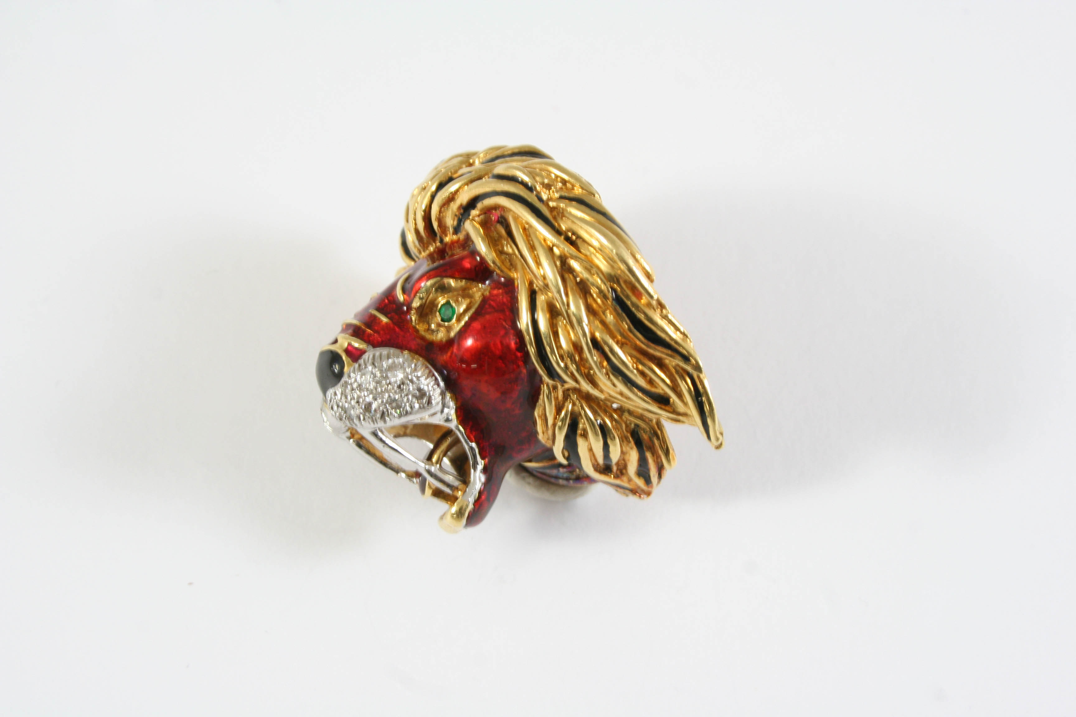 AN 18CT GOLD, DIAMOND AND ENAMEL BROOCH BY KUTCHINSKY designed as a roaring lion, mounted with