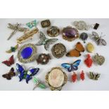 A QUANTITY OF ASSORTED JEWELLERY AND COSTUME JEWELLERY