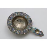 AN EARLY 20TH CENTURY RUSSIAN SILVERGILT ART NOUVEAU TEA STRAINER decorated with shaded cloisonne