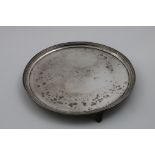 AN EARLY 20TH CENTURY CIRCULAR SALVER with a reeded rim and reeded bracket feet, crested, by A &
