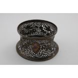 AN EARLY 20TH CENTURY IRISH DISH RING of conventional spool form, the sides pierced and embossed