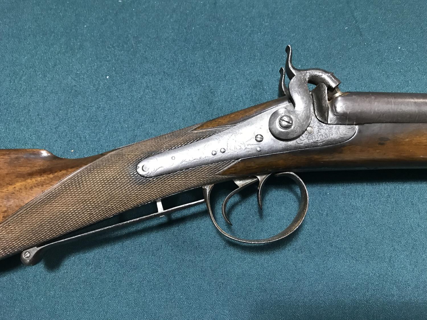 A DOUBLE BARREL PERCUSSION CAP SHOTGUN. A 16 bore double barrel shotgun with 74cm damascus barrels - Image 3 of 6