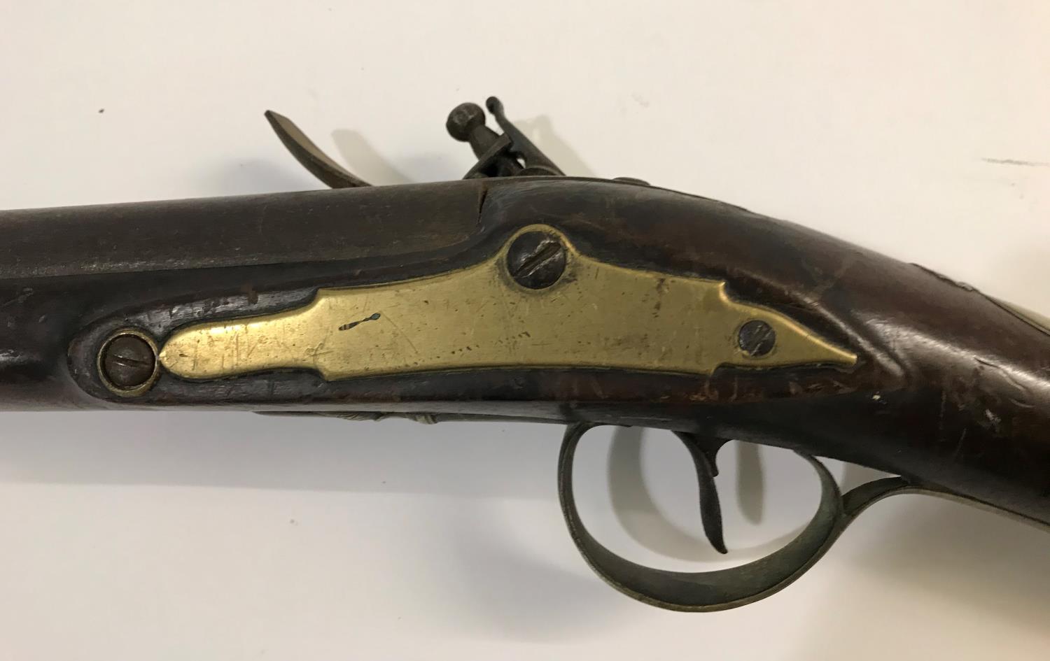 A FLINTLOCK BLUNDERBUSS. A flintlock blunderbuss with flared brass barrel, top mounted sprung - Image 3 of 6