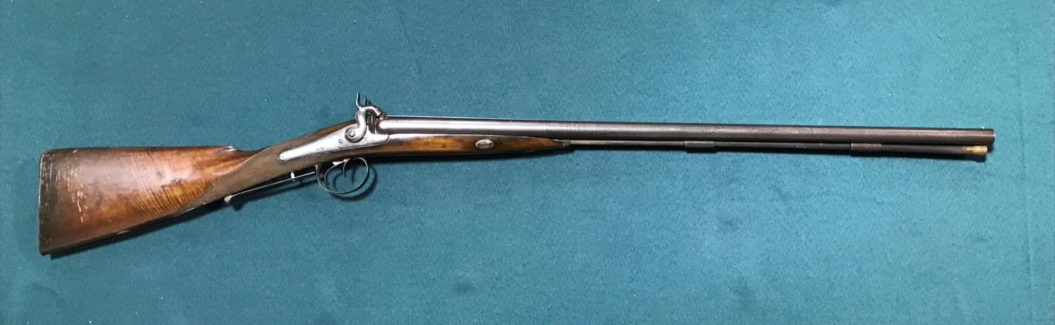 A DOUBLE BARREL PERCUSSION CAP SHOTGUN. A 16 bore double barrel shotgun with 74cm damascus barrels - Image 2 of 6