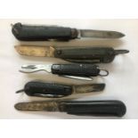 A COLLECTION OF FOLDING KNIVES TO INCLUDE MILITARY ISSUE JACK KNIVES. A large Jack knife with 9.