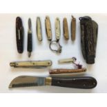 A COLLECTION OF TWELVE FOLDING KNIVES TO INCLUDE MINIATURE KNIVES. A folding knife with wooden