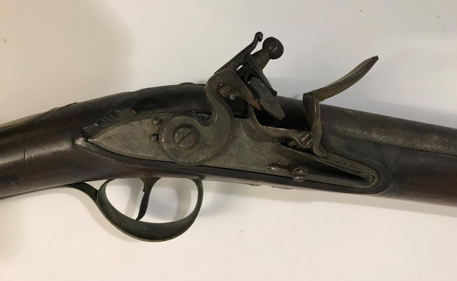 A FLINTLOCK BLUNDERBUSS. A flintlock blunderbuss with flared brass barrel, top mounted sprung - Image 5 of 6
