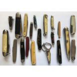 TWENTY ASSORTED FOLDING KNIVES TO INCLUDE SOUVENIR KNIVES. 20 varied folding knives to include