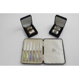 AN EARLY 20TH CENTURY CASED SET OF SIX TEA KNIVES with stainless steel blades and silvergilt and