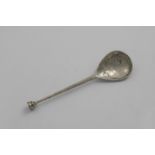 A LATE 20TH CENTURY HANDMADE SEAL TOP SPOON with a long plain rattail and a drop-shaped bowl with