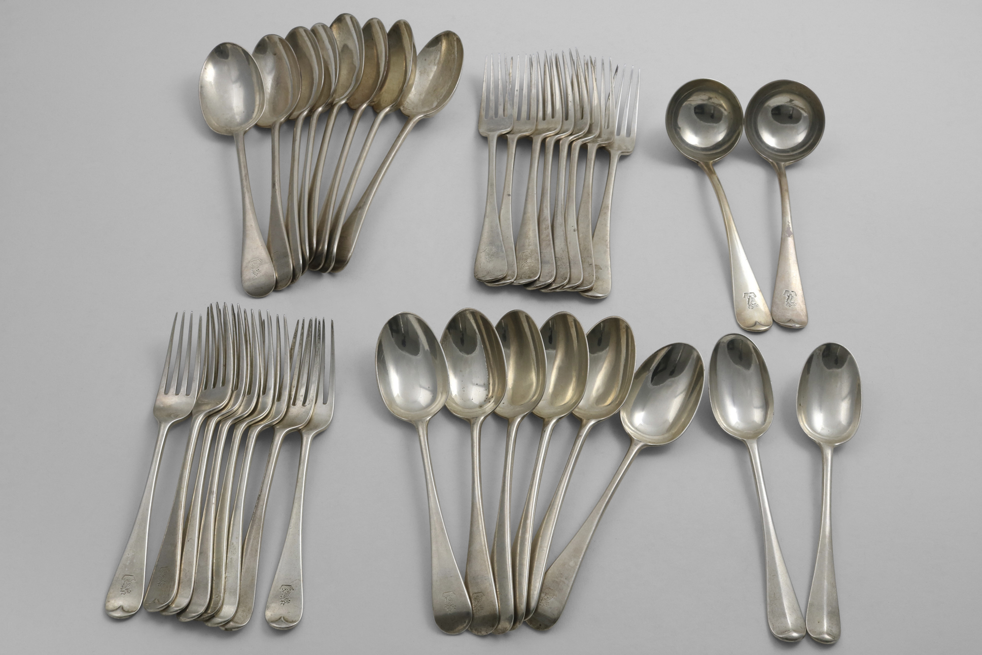 A LATE VICTORIAN / EDWARDIAN MATCHED PART-SERVICE OF OLD ENGLISH PATTERN FLATWARE TO INCLUDE:- Eight