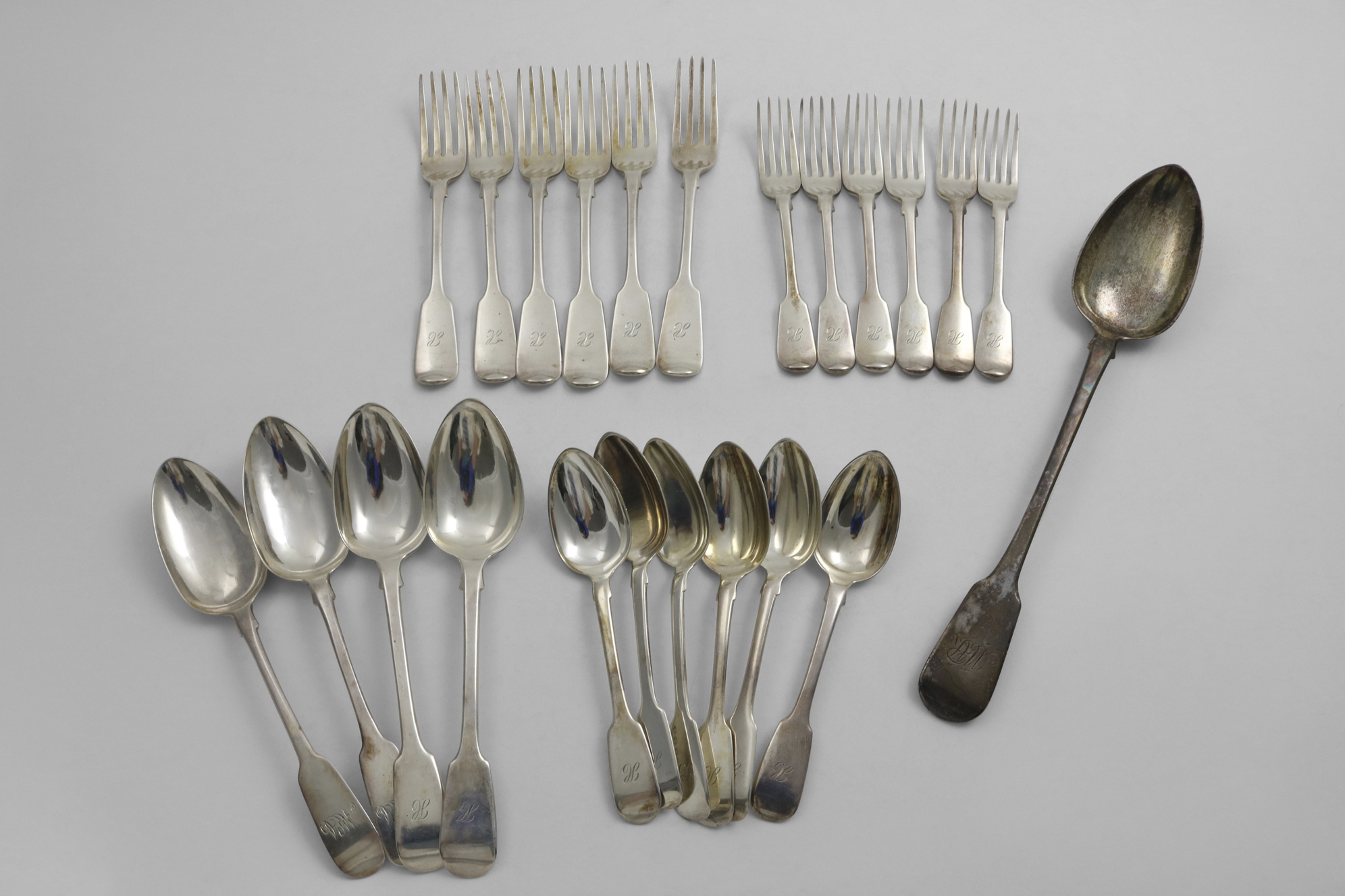 MISCELLANEOUS FIDDLE PATTERN:- A set of six Victorian table forks, two table spoons, six dessert