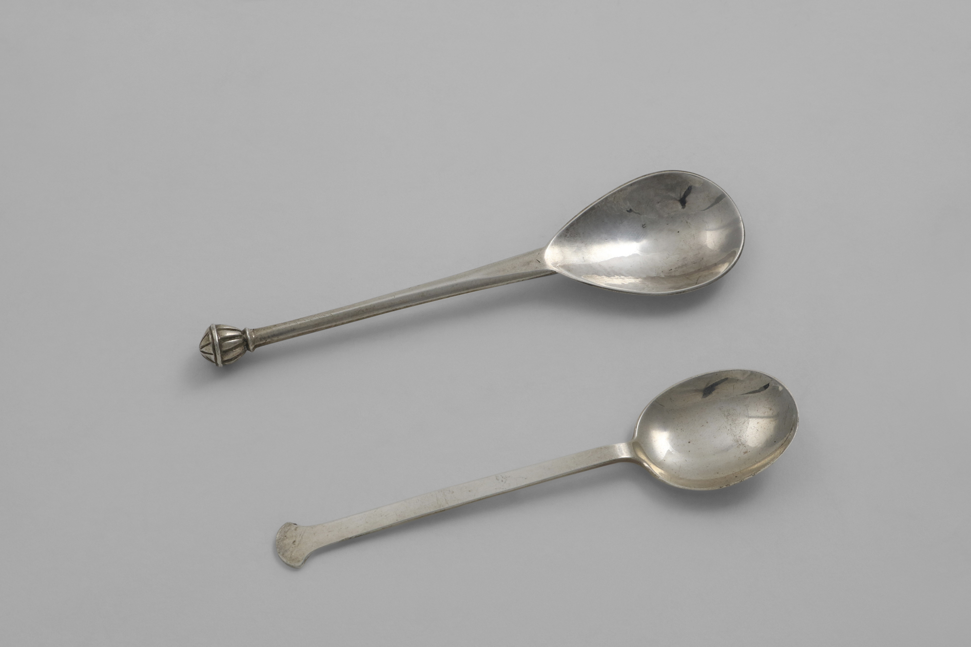 A LATE 20TH CENTURY HANDMADE SPOON with a hammered bowl and a fluted knop finial, by the Guild of