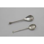A LATE 20TH CENTURY HANDMADE SPOON with a hammered bowl and a fluted knop finial, by the Guild of