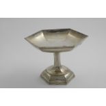 AN EARLY 20TH CENTURY PEDESTAL FRUIT DISH OR TAZZA with a hexagonal bowl and foot by Walker &