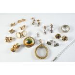 A QUANTITY OF JEWELLERY including a diamond and white cluster pendant, a Victorian gold locket