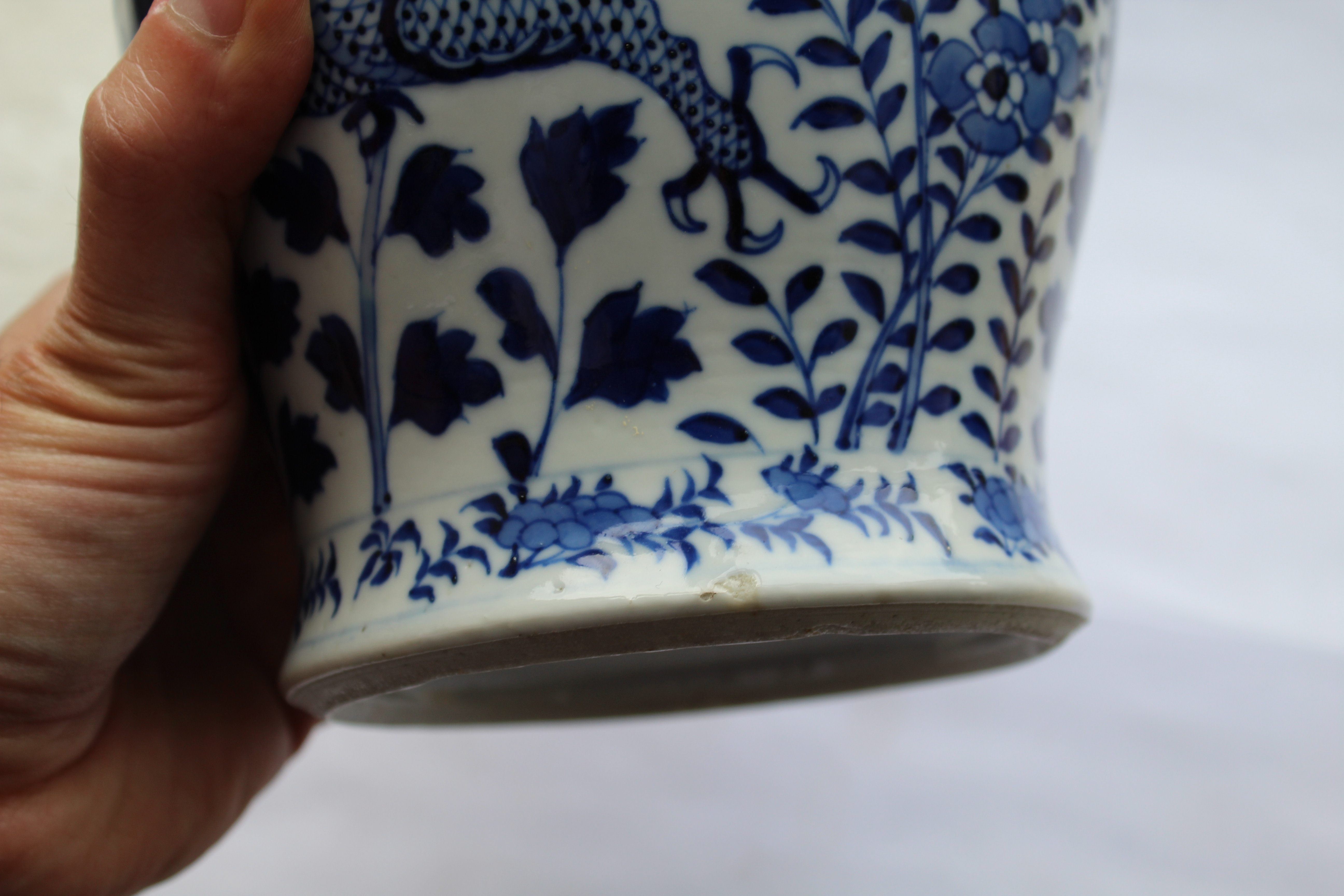 CHINESE BLUE AND WHITE VASE AND COVER of baluster form, painted with scrolling dragons amongst - Image 13 of 13
