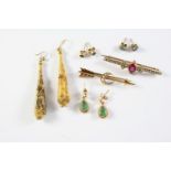 A QUANTITY OF JEWELLERY including a gold and pearl set arrow and crescent brooch, a pair of