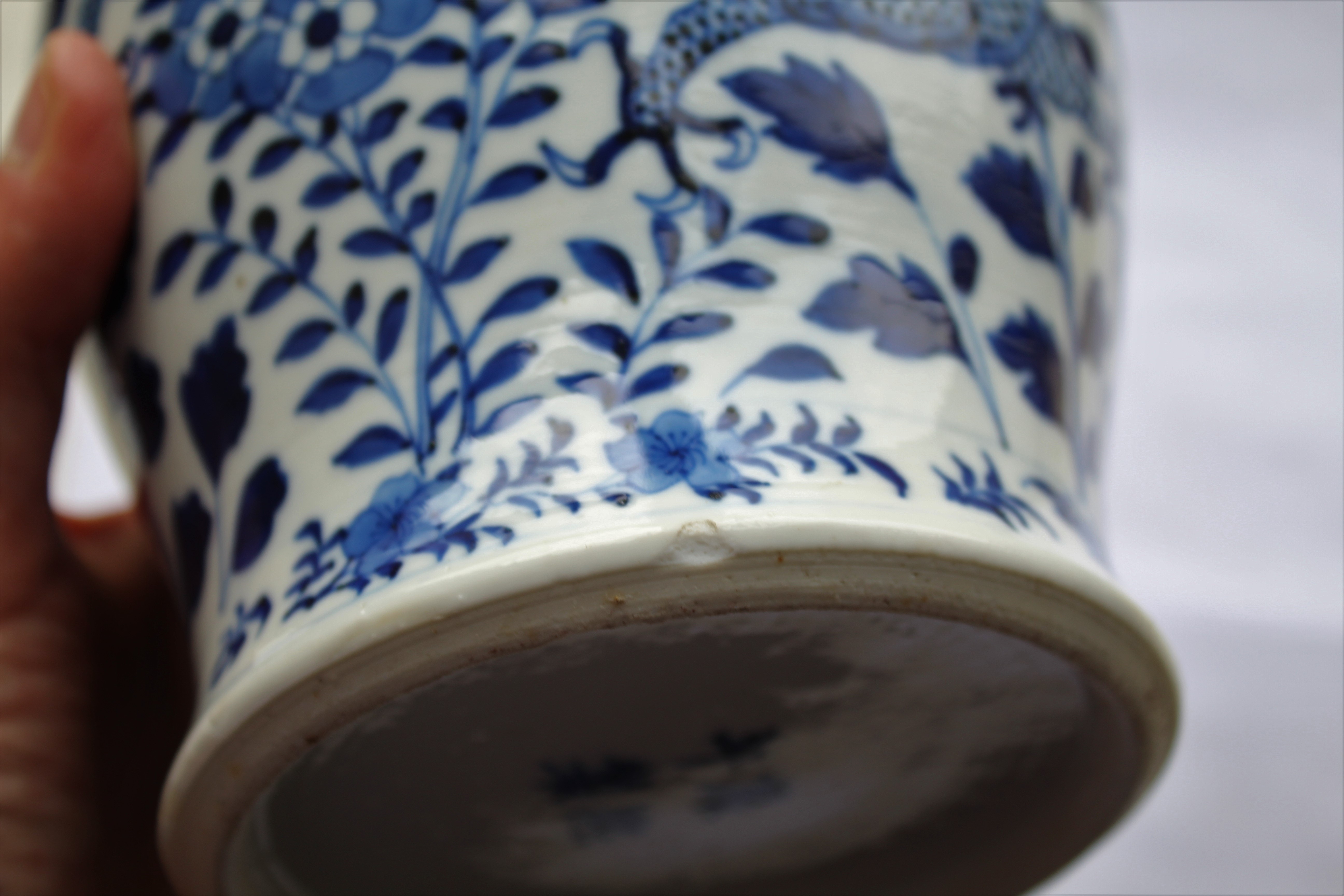 CHINESE BLUE AND WHITE VASE AND COVER of baluster form, painted with scrolling dragons amongst - Image 12 of 13