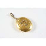 AN EARLY 20TH CENTURY GOLD HINGED LOCKET PENDANT of oval-shaped, mounted to one side with the