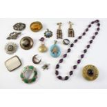 A QUANTITY OF ASSORTED JEWELLERY AND COSTUME JEWELLERY
