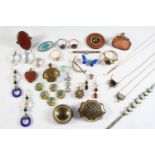 A JEWELLERY BOX CONTAINING VARIOUS ITEMS OF JEWELLERY including a pique brooch, tortoiseshell with