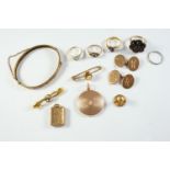 A QUANTITY OF JEWELLERY including a pair of 9ct gold oval shaped cufflinks, damaged, a gold circular