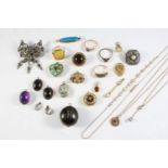 A JEWELLERY BOX CONTAINING VARIOUS ITEMS OF JEWELLERY including a cabochon amethyst and gold