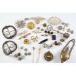 A QUANTITY OF JEWELLERY including a gold horseshoe stick pin, a cultured pearl and gold brooch, a